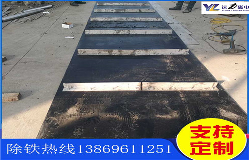 不銹鋼除鐵器皮帶廠家服務(wù)湖南皮帶懸掛式除鐵器，除鐵器卸鐵皮帶主要是安裝在各個(gè)型號(hào)的電磁、永磁自卸式除鐵器上，當(dāng)輸料皮帶上的散狀物料經(jīng)過(guò)自卸除鐵器底部時(shí)，混雜在物料中的鐵磁性雜質(zhì)在除鐵器磁芯強(qiáng)大的磁場(chǎng)力作用下被吸附到除鐵器卸鐵皮帶上，由不停運(yùn)轉(zhuǎn)的卸鐵皮帶將吸附住的鐵雜質(zhì)刮出，卸進(jìn)集鐵箱，從而達(dá)到自動(dòng)連續(xù)除鐵的目的。無(wú)需人工清理，實(shí)現(xiàn)了自動(dòng)化除鐵。  一、不銹鋼除鐵器皮帶廠家服務(wù)湖南皮帶懸掛式除鐵器選型指南：  1.提供卸鐵皮帶準(zhǔn)確的帶寬、周長(zhǎng)及厚度。  2.了解清楚所需卸鐵皮帶為一次性成型的環(huán)帶還是帶接頭式的，其次確認(rèn)卸鐵刮板為膠條一體式刮板還是不銹鋼刮板。  注：一般情況下，除鐵器生產(chǎn)廠家在生產(chǎn)除鐵器時(shí)用的是一次性成型的環(huán)帶，但用戶在后期更換時(shí)，一次性成型的環(huán)帶不方便更換及安裝，需將除鐵器大拆大卸，套上卸鐵皮帶之后，然后重新組裝，更換非常麻煩。帶接頭式的卸鐵皮帶就很大程度上解決了這一問(wèn)題，省去了拆裝除鐵器的過(guò)程，只需要將皮帶安裝之后在接頭處對(duì)接即可,省時(shí)省力，結(jié)實(shí)耐用。  二、不銹鋼除鐵器皮帶廠家服務(wù)湖南皮帶懸掛式除鐵器  除鐵器接通電源后，勵(lì)磁系統(tǒng)產(chǎn)生強(qiáng)大的磁場(chǎng)，當(dāng)輸送機(jī)械上的散狀物料經(jīng)過(guò)除鐵器下方時(shí)，混雜在物料中的鐵磁性雜物，在除鐵器磁場(chǎng)力作用下被不斷吸起(鐵磁性雜物重量為0.1-25kg)，吸附在除鐵器下表面上，當(dāng)需要除去吸附在除鐵器上的鐵磁性雜物時(shí)，可將除鐵器移至集鐵箱上方，切斷勵(lì)磁電源設(shè)備磁場(chǎng)消失，鐵磁性雜物在重力作用下掉入集鐵箱中。