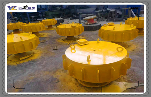 江西RCDC-8電磁除鐵器原理生產(chǎn)廠家_選型_河北江西RCDC-8電磁除鐵器原理生產(chǎn)廠家工作原理_價格，RCDC系列風冷自卸式電磁除鐵器，是在RCDA系列風冷懸掛式電磁除鐵器的基礎上增加了驅(qū)動電機、滾筒、帶刮板的卸鐵膠帶等組成的卸鐵機構。在工作過程中卸鐵機構自動將卸鐵皮帶上吸附的鐵磁性物質(zhì)拋到除鐵器以外的集鐵箱內(nèi)，無需停電人工清理，實現(xiàn)了除鐵自動化。  一、江西RCDC-8電磁除鐵器原理生產(chǎn)廠家_選型_河北江西RCDC-8電磁除鐵器原理生產(chǎn)廠家工作原理_價格  1、在鋼鐵廠、水泥廠、多用于礦渣除鐵和保護輥壓機、立磨、破碎機等重要設備。  2、計算機模擬設計。  3、結構簡單，易維護。  4、磁場強、功率大、磁透深度大。  5、采用軸流風機散熱線效果良好，電磁線圈溫升低。  6、用于輸送膠帶上任何物料的除鐵，對各種型號的破碎機、磨機等設備起著可靠的保護作用。